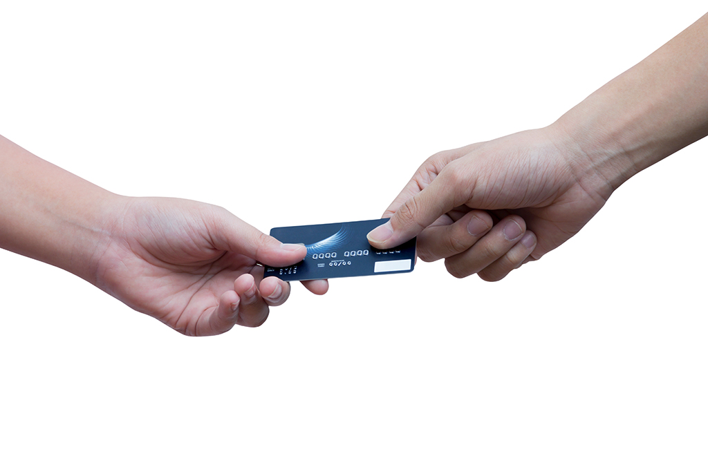 Read more about the article Quais os riscos de emprestar o cartão de crédito?
